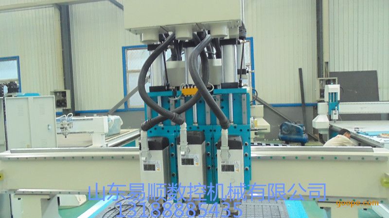 YS-1325三工序木工雕刻机 适用行业和材料 广告牌业:大字切割、标牌制作、切割PVC、水晶板、亚克力、LED/霓虹灯槽形、孔形字面切割、吸塑灯箱模具制作。 木工行业:3D镂花工艺、波浪板加工、木门生产、板式家具、密度板、实木家具雕刻,实木艺术壁画雕刻,免漆门雕刻各类人千板材开料制作。 功能特性 三工序自动换刀雕刻机是在CNC自动换刀雕刻机的基础上演化而来的,传统的自动换刀雕刻机一般***少有八把刀可以自动更换,但价格比较高。 但是一般客户加工工件只需要换两到三把刀就可以满足了,三工序自动换刀雕刻机就
