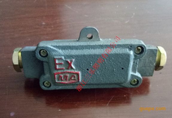 高品质防爆接线盒详细说明 低压防爆接线盒,矿用低压防爆接线盒. 高品质防爆接线盒的产品特点: 矿用低压电缆接线盒隔爆壳体及盖由高强度HT250铸铁制成,二者以平面隔爆接合面或圆筒隔爆接合面仅400A)通过螺栓等紧固件连接; 矿用低压电缆接线盒的线座体采用上釉陶瓷烧结而成,绝缘性好,强度高,接线柱与绝缘座的连接采用环氧树脂灌封,牢固可靠,绝无松动。矿用低压电缆接线盒 高品质防爆接线盒的使用环境: 本系列矿用隔爆型低压电缆接线盒适用于含有爆炸性危险气体(甲烷类)和煤尘的井矿中,供交流50HZ、127V(20