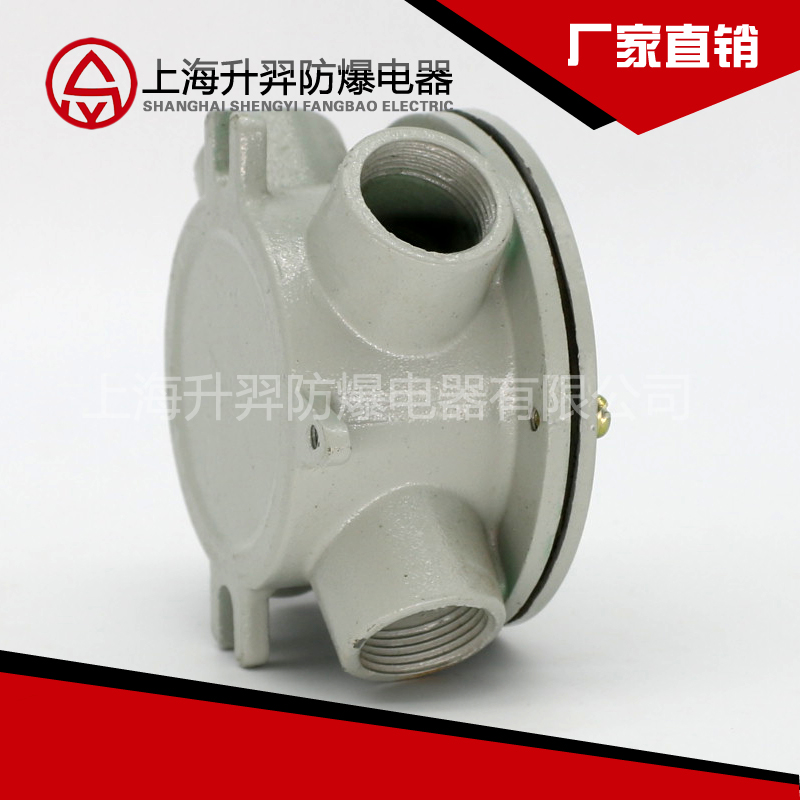 IIC防爆接线盒 AH-- 注:1、引入口螺纹型式为管螺纹,也可根据用户要求定制; 2、常规供货时,吊盖引入口与壳体引入口螺纹规格一致,如有特殊要求订货时请注明; 3、订货时,请在型号后明确注明所需产品的防爆型式。 订货举例:若需订购防爆接线盒,引入口规格为G11/2〃、二平、C级产品,则订货型号为“AH-G11/2二 平(C)”; IIC防爆接线盒 产品特点 n壳体采用铝合金压铸成型,表面经高压静电粉末喷塑处理; n引入口具有多种方式及规格,满足现场各种布线需要; n防扭