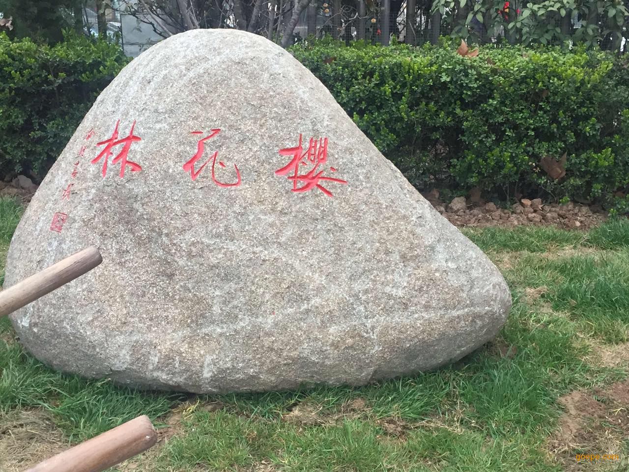 本公司位于六朝古都南京市大桥北路红太阳装饰城,多年来致力于防腐木等景观工程的设计与施工,拥有专业的设计与施工队伍,以及拥有100余人的大型工厂。是一家专业制作防腐木,炭化木,生态木材质的户外产品的工程公司,公司自成立以来与多家房地产开发商,市政工程,园林景观公司,其他事业单位,企业成为合作伙伴,为客户提供多种精美优质的户外用品。根据客户需求定做,所用材料为经过国际最先进的环保型ACQ防腐药剂和CCA防腐药剂处理过的,以及表面炭化木,深度炭化木,肌理木产品等。所用原材为美国南方松,欧洲松,俄罗斯樟子松,赤松