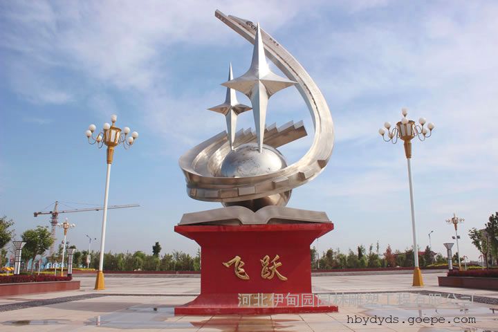 古人云,“近朱者赤,近墨者黑”有位哲人也曾说过:“对学生真正有价值的东西,是他周围的环境”。学校的校容校貌,表现出一个学校整体精神的价值取向,是具有强大引导功能的教育之源校园文化作为一种环境教育力量,对学生的健康成长有着巨大的影响。校园文化建设的终极目标就在于创建一种氛围,以陶冶学生的情操,构筑健康的人格,全面提高学生素质。因此,要加强校园文化建设,发挥学校师生在校园文化建设中的主体作用,构筑全员共建的校园文化体系。要树立校园文化全员共建意识,上至学校领导、