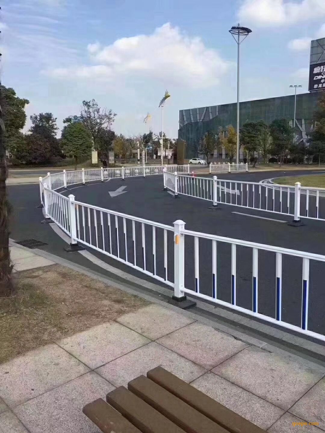 生产蓝白马路隔离栏 防眩光护栏 市政道路护栏