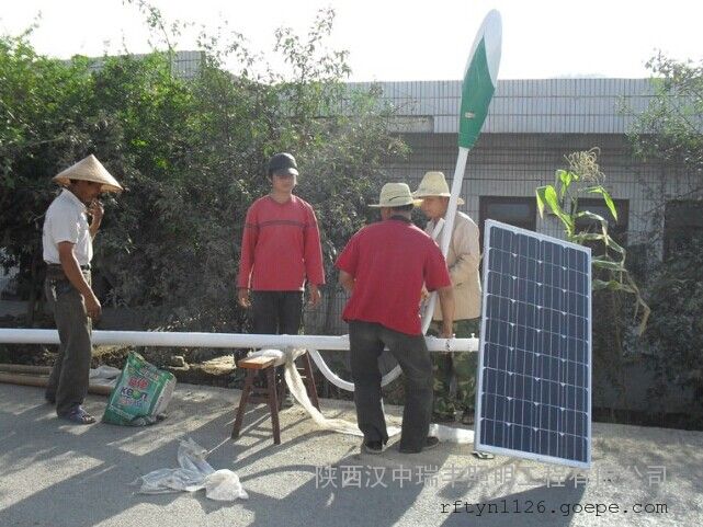 新农村太阳能路灯安装图-环保技术-谷瀑环保设