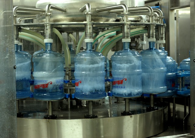四、工艺流程: 原水 → 原水箱 → 原水泵 →多介质过滤器 (石英砂过滤器)→活性炭过滤器 →软水处理器 → 精密过滤器 → 高压泵 → 一级反渗透(RO)装置 → 纯净水箱 → 高压泵→二级反渗透→紫外线杀菌装置 → 用水点 五、工艺说明:广州纯水设备供应商广州纯净水设备 1、原水箱 1)作用:克服管网供水的不稳定性,保证整个系统的供水稳定连续;同时也给各设备长期