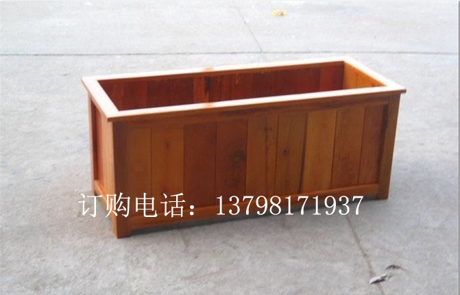 适用范围】主要适用别墅、室外园艺园林、户外休闲场所、码头桥梁等领域,以及花园、广场、街道、社区、家庭、茶室、山庄、酒吧庭院,或者放置在公司、宾馆大门两侧,也是非常好的设计哦,现代钢筋水泥下真正田园乡土气息 【使用方法】装入培植土,直接种入花卉即可,也可用于放置盆花,使盆花更具观赏力。室外的陶瓷花盆在夏天的烈日下可以达到70以上,对蓬型大或植株矮小的品种花卉生长有很大的影响,防腐木花箱不会哦,木材是热的不良导体,而且不笨重,方便移动。 【产品规格】