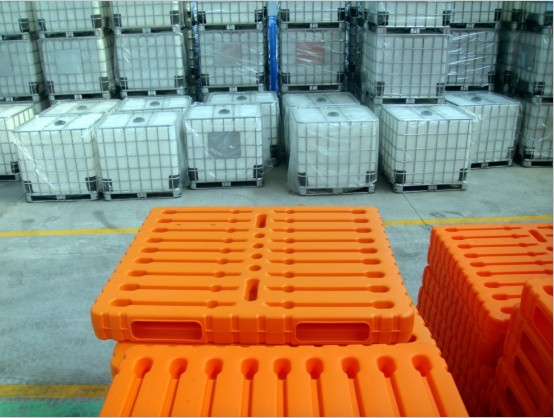 齐经理15066502226 吹塑主要原料 生产塑料桶的主要原料是聚乙烯(Polyethylene,PE),简称PE。是乙烯进行加聚而成的高分子有机化合物。聚乙烯是世界上公认的接触食品最佳材料。无毒、无味、无臭,符合食品包装卫生标准。聚乙烯薄膜,轻盈透明,具有防潮、抗氧、耐酸、耐碱、气密性一般,热封性优异等性能。素有“塑料之花”的美称。是塑料包装印刷用量最多、最重要的材料。 低密度聚乙烯,简称LDPE是各国塑料包装印刷工业中用量最大的品种。比重为0.