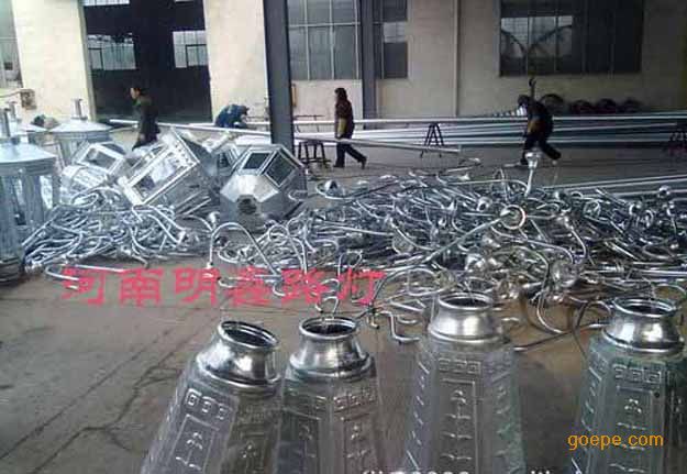 中华灯外观大方,一般有多个光源,大方得体,照明度高,景观效果好,是传统式的代表系列之一。 灯罩为压克力罩或者是进口有机材料,底座一般为铝制或者是铁制。 灯杆一般为235钢材卷制而成, 紧固件螺钉螺母为不锈钢(外露)制作工艺 灯杆成型后,内外热镀锌防腐处理,镀锌工艺经过酸洗镀锌水洗磷化钝化等工艺过程,表面光洁,无色差,且镀层均匀性好,具有很强的防腐性能要求。 镀锌处理后喷塑,保证塑层的色度硬度附着力等技术性能要求。性能用途 光源:高瓦数节能灯或高压纳灯金卤灯,照射角度大,范围广,透雾性强,