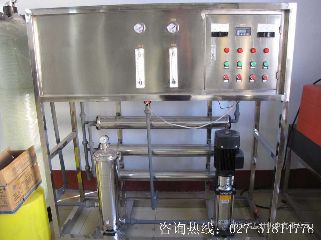 一般市场上的玻璃水分为3大类,一类是夏季用的,在原成分基础上增加了除虫胶成分,可以更快速清除撞在风挡玻璃上的飞虫残留物,另外也对车前脸的飞虫残留痕迹有很好的清除效果。第二类专为冬季使用的防冻型玻璃水,保证在外界气温低于零下20时,依旧不会结冰冻坏汽车设施。在冬季天气寒冷而路上又需要清洗风挡玻璃时,玻璃水不仅能够有效清洁还能够起到吸收静电的作用,一举多得十分方便。第三类是特效防冻型,保证在零下40时依旧不结冰,适合我国***北部的严寒地区使用。有的车主为图便宜,自制玻璃水,用洗洁精、洗涤剂、洗衣粉等勾兑,