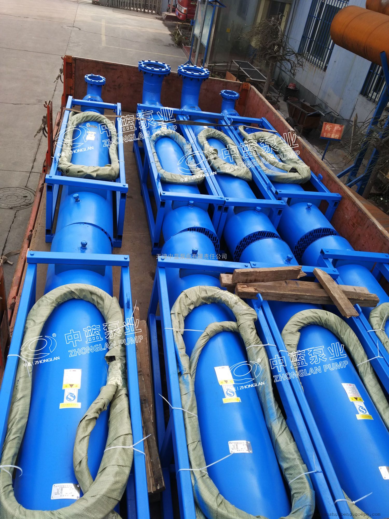 qk矿用高压深井潜水泵主要用于各种工矿排水系统使用,此系列水泵