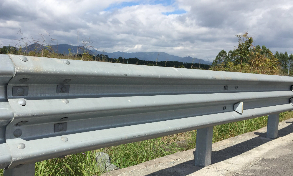 道路安全设施乡村公路波形护栏板厂家价格