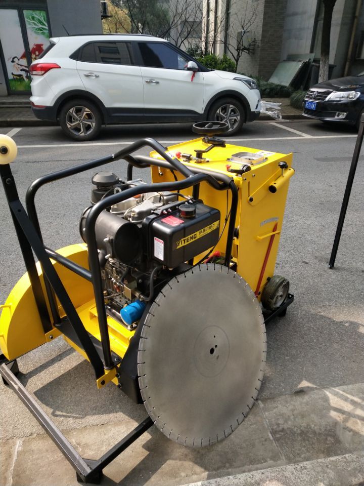 技术首页 该机采用加厚机架,金刚石锯片,以切割混凝土路面的伸缩缝为