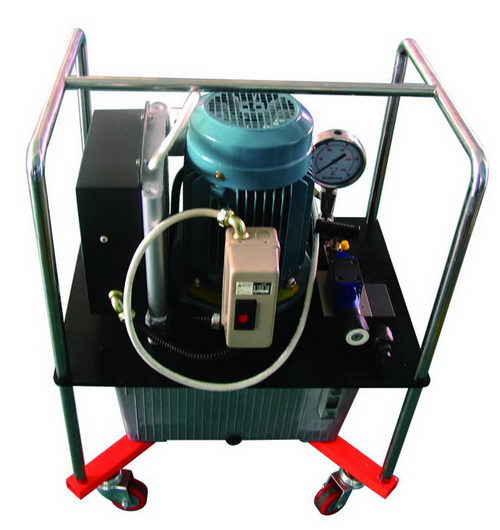 两个低音炮,两个环绕,德国坚牌(germ)功放一台